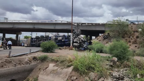 Volcadura de tráiler en Los Mochis