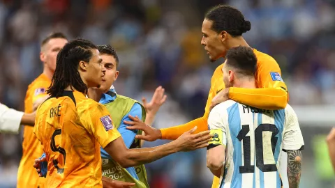 Lionel Messi peleando con jugadores de Pa&iacute;ses Bajos