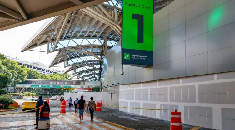 Multas a taxis de aplicación en AICM: Así detuvieron a un conductor en el aeropuerto
