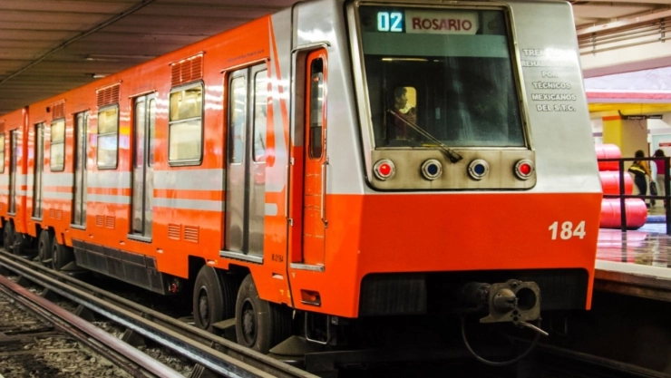 Metro CDMX Severos retrasos La razón de la marcha lenta hoy 8 de julio. En la imagen se observa cómo uno de los trenes del Servicio Colectivo Metro llega a una de las estaciones de la Línea Rosa del Metro Capitalino.