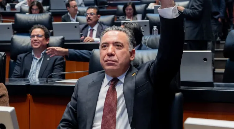 Enrique Inzunza deja la bancada de Morena.