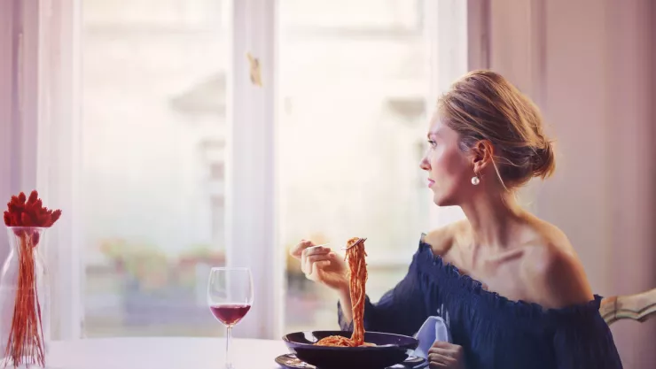 Estos son los efectos positivos de comer solo y que seguramente no sabías