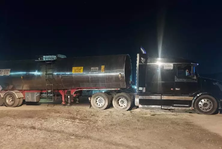 Aseguran pipa con 32,500 litros de combustible