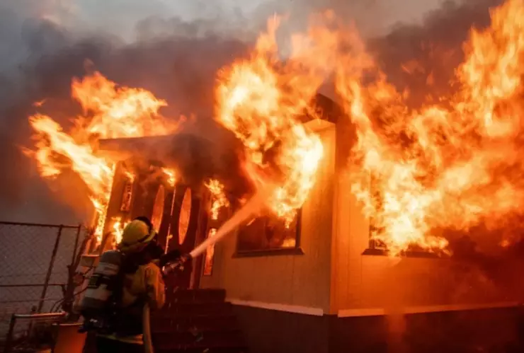 Fuertes vientos amenazan con INTENSIFICAR los incendios en California