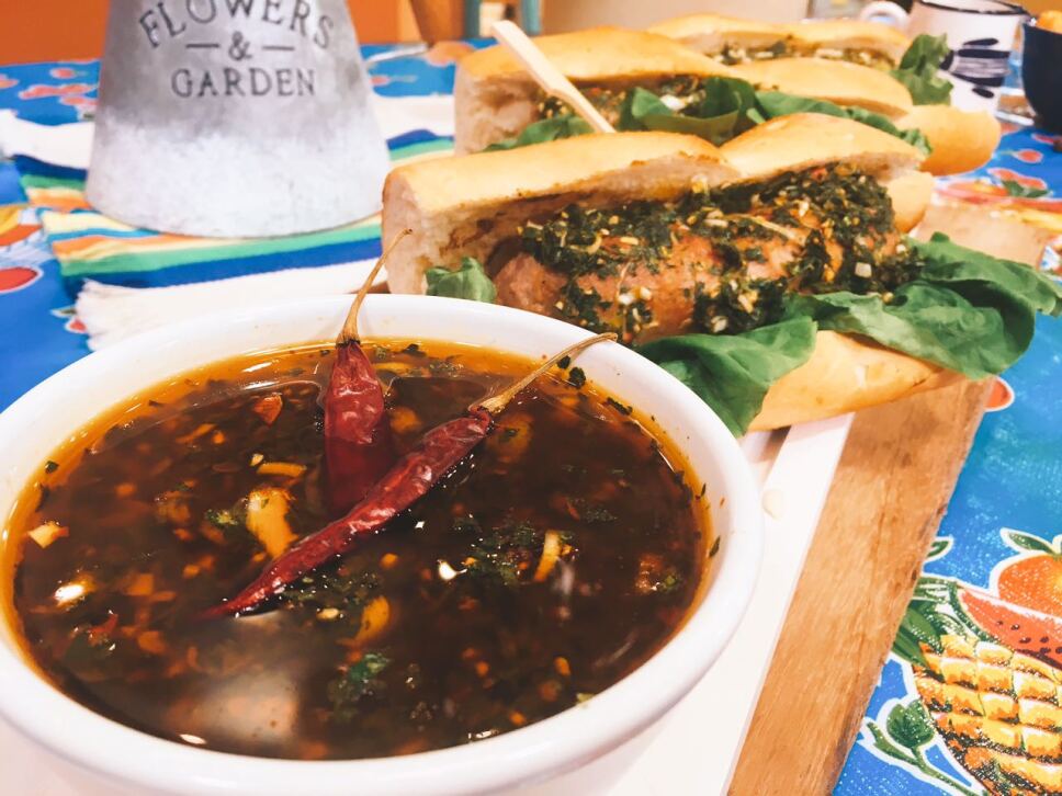 Choripan con Chili chimichurri, cocineros mexicanos