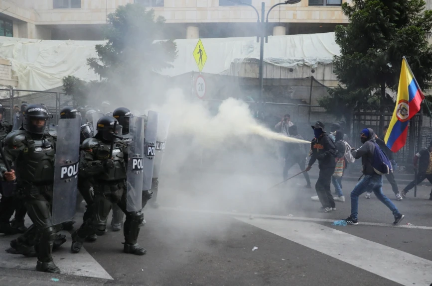 Manifestaciones en Colombia terminan en disturbios.