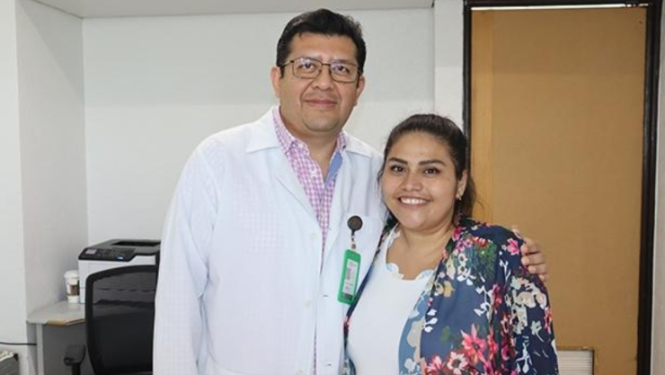 Claudia “N” y el especialista en neurología adscrito al HGZ No. 46, doctor Carlos Blaisdell Vidal, después de aplicar sobre la paciente el ‘código cerebro’