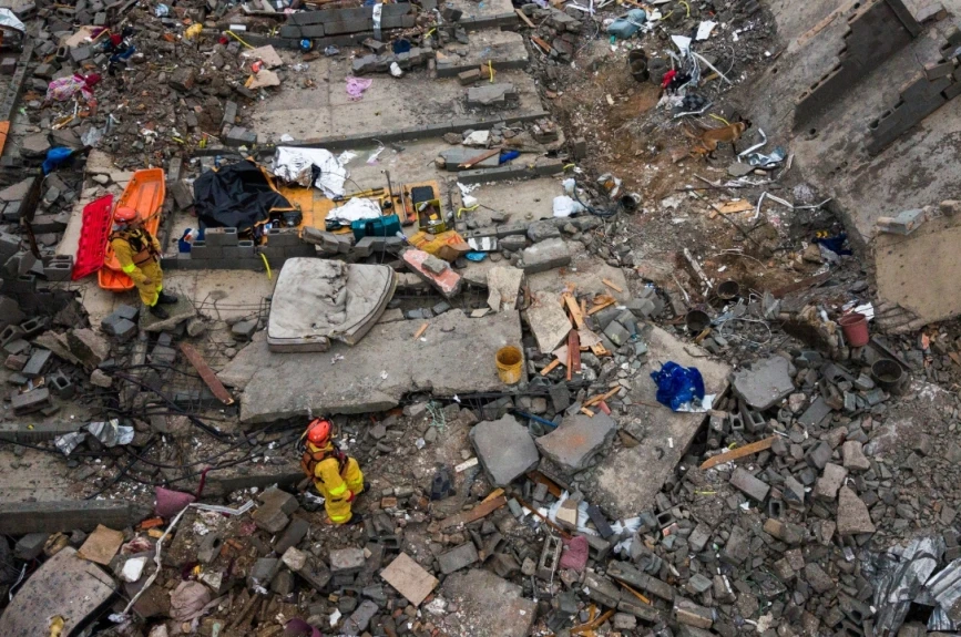 Edificio colapsa sobre vivienda habitada en Brasil