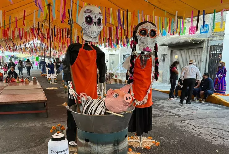 Catrinas gigantes emergen de las calles en Tláhuac