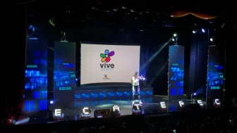 Zudikey Rodríguez con Vive sin Drogas.png