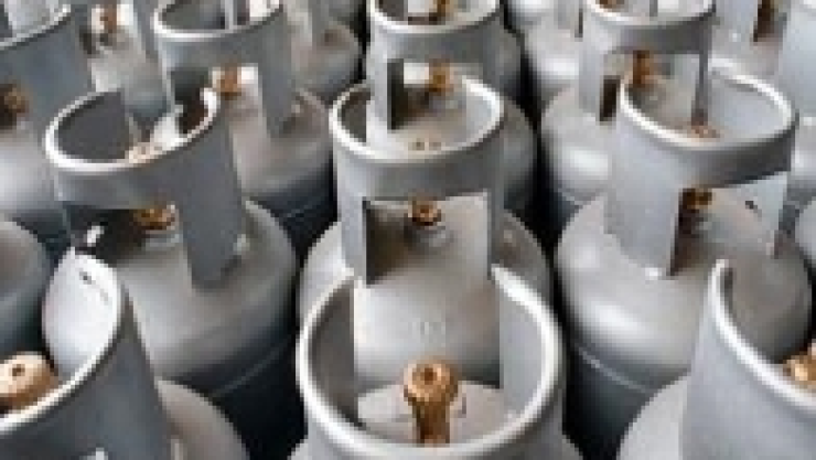 Camión con tanques de gas cae a barranco en Xalapa