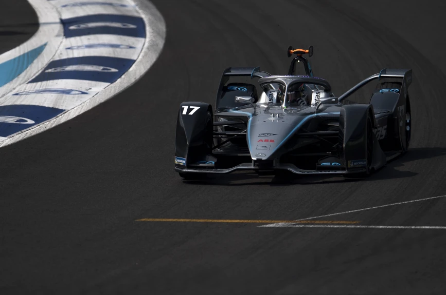 El Neozelandés, Mitch Evans se mantuvo a la cabeza después de 45 minutos de carrera durante el E-Prix de la Fórmula E 2020.