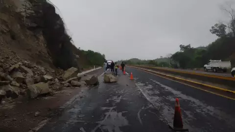 Deslizamiento de tierra en Viaducto Metlapil por lluvias de tormenta tropical Dalila