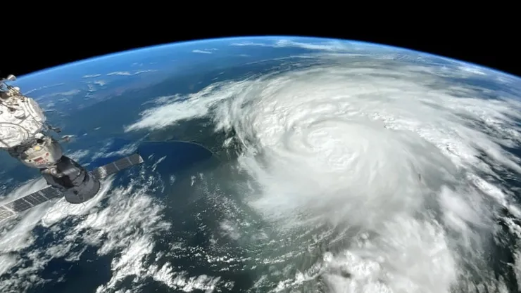 Imagen satelital de un huracán en la Tierra