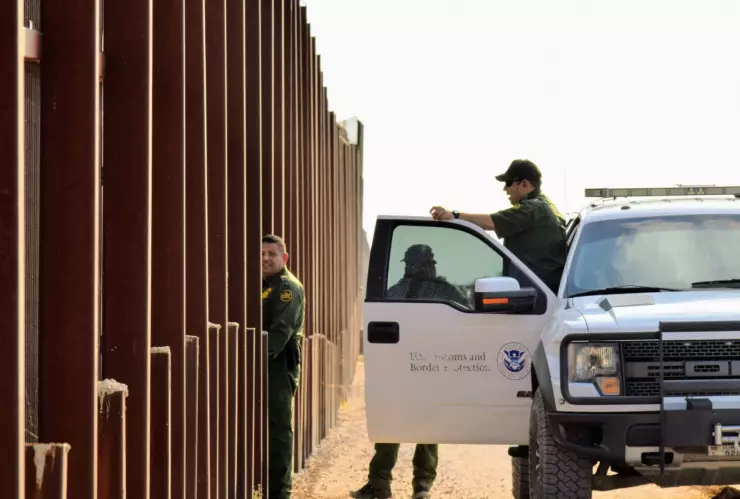 Agentes del Servicio de Inmigración y Control de Aduanas en la frontera de EU