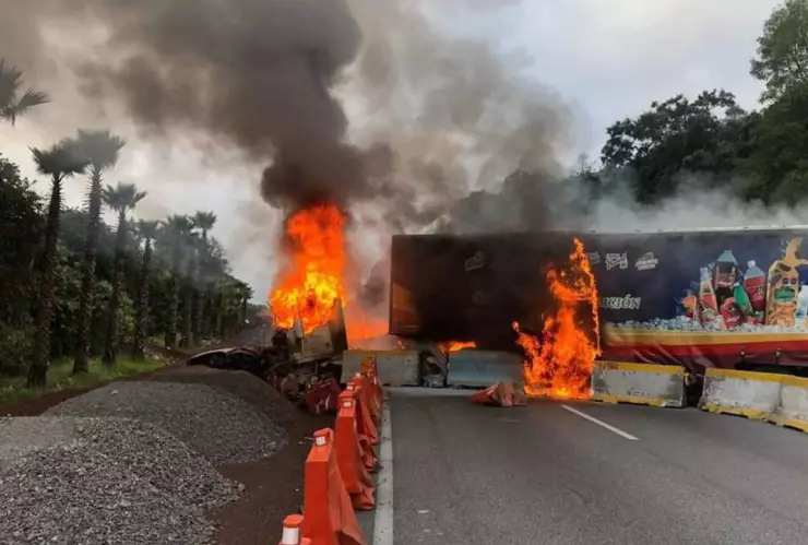 Incendio de tráiler en autopista México-Cuernavaca provoca cierre de circulación en ambos sentidos