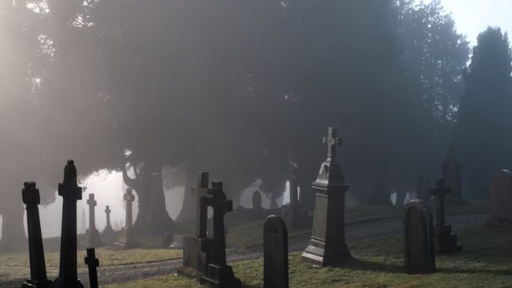 Video: Hombre destruye 50 lápidas en cementerio de California