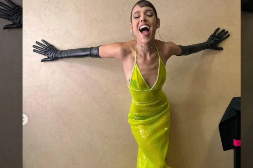 Danna Paola con guantes.jpg