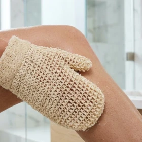 Cómo usar el guante de crin: Rutina de exfoliación corporal