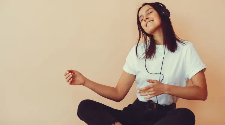 Lo que dice de ti siempre escuchar la misma canción, según la psicología