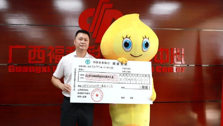 hombre se disfraza para recibir premio de la lotería