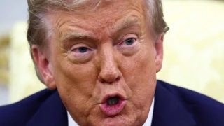 La secretaria Kristi Noem confirmó que trump ordenó pintar de negro el muro, la medida busca hacer más difícil escalar la estructura fronteriza.