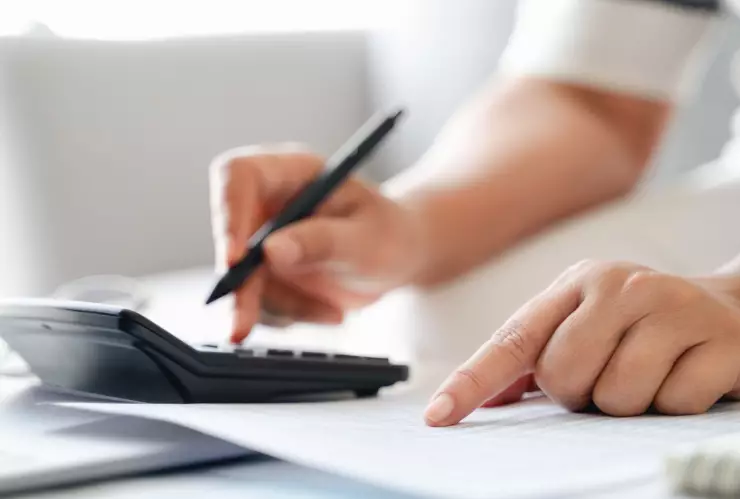 Una persona hace cálculos