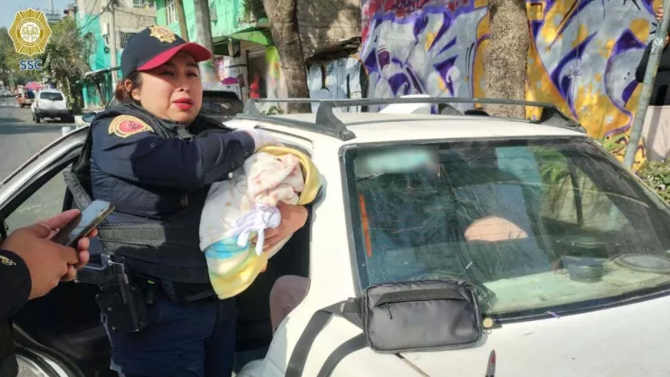 Mujer da a luz en auto en Álvaro Obregón; policías auxiliaron el parto en Jalalpa el Grande