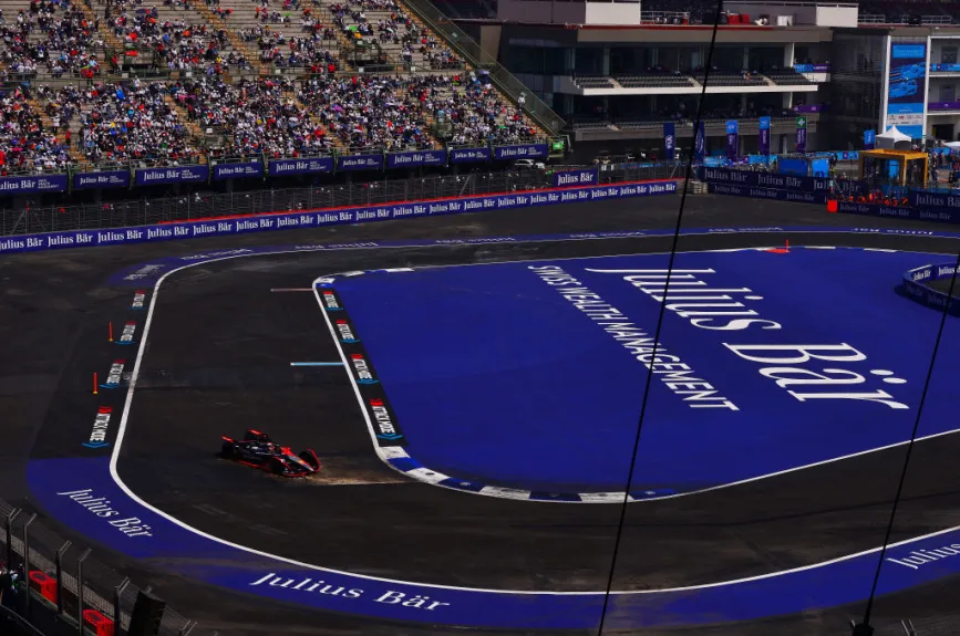 El Neozelandés, Mitch Evans se mantuvo a la cabeza después de 45 minutos de carrera durante el E-Prix de la Fórmula E 2020.