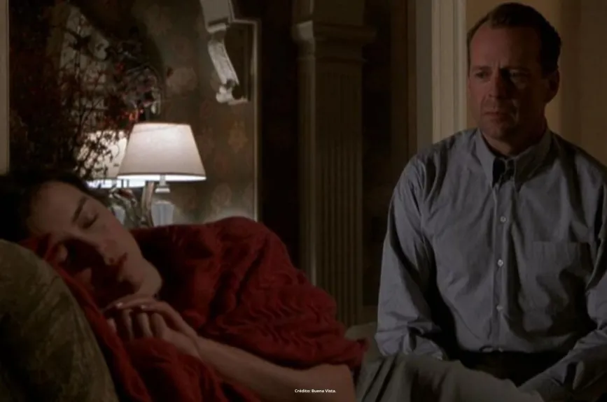 Escena de la película ‘El Sexto Sentido’ (Sixth Sense) con Halley Jeol Osment y Bruce Willis por Azteca 7.