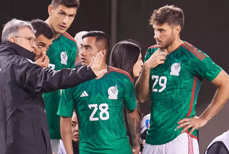 Tata Martino y Santiago Gimenez.jpg