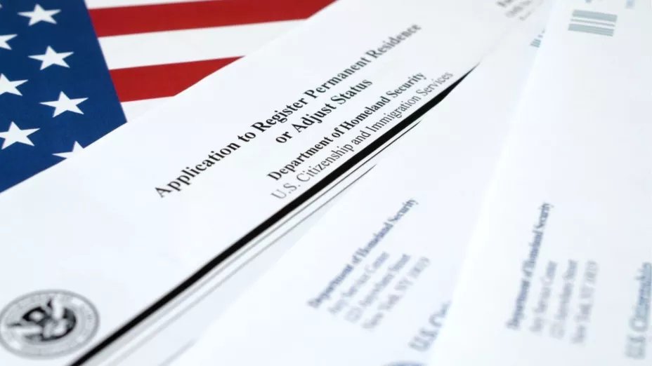 Un formulario del USCIS para aplicar al ajuste de estatus de residencia.
