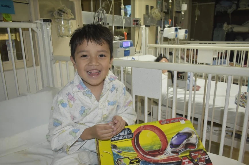 los pequeños del Hospital Pediátrico Moctezuma contagian esperanza al ver sus regalos