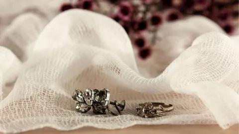 Así funciona el truco que limpia tus joyas de plata en 5 minutos