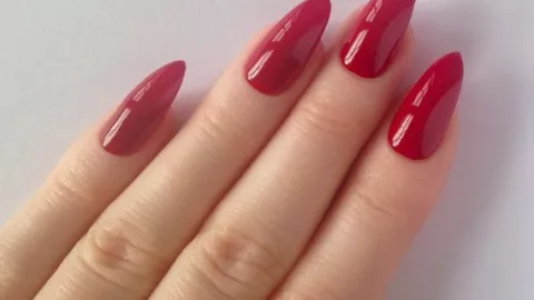 9 diseños de uñas almendradas cortas que te harán lucir muy elegante: las usan las artistas