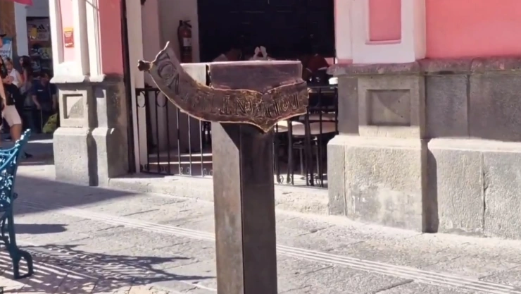 roban escultura alas que abrazan centro histórico puebla