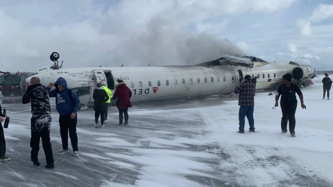 ÚLTIMA HORA: Reportan desplome de avión en Toronto, Canadá ¿Hay sobrevivientes?