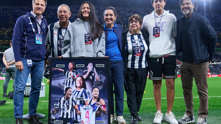 Directiva de Rayados homenajea a Rebeca Bernal
