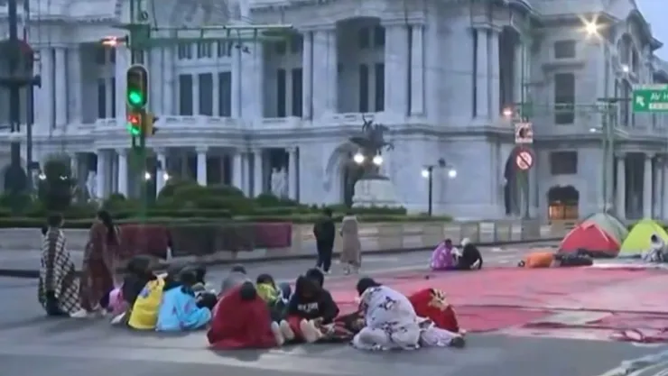Continúa bloqueo de normalistas en Eje Central.