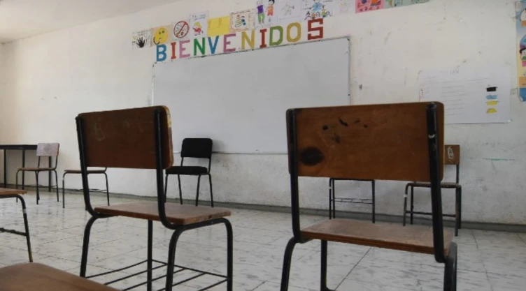Salón de clases en México vacio y con sillas