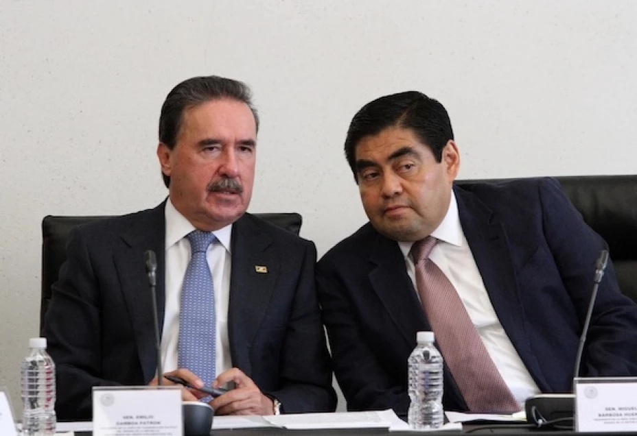 Emilio Gamboa (izq.), coordinador del PRI en el Senado