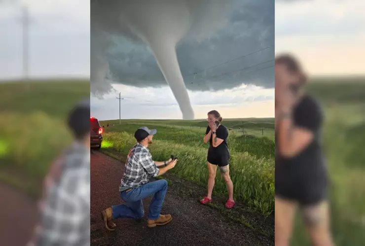 Contra todo pronóstico cazadores de tormentas se comprometen en escena de película.jpg