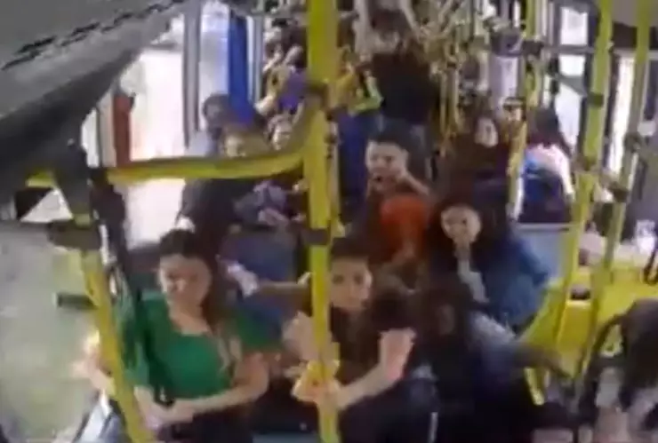 Autobús pierde frenos y provoca choque en cadena en Raposo Tavares