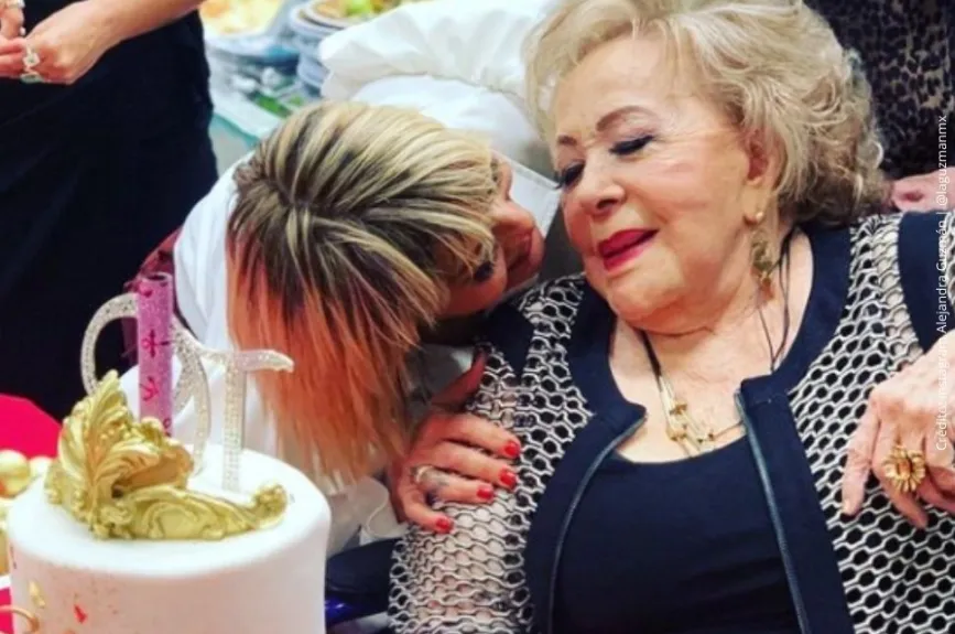 Alejandra Guzmán feliz con Silvia Pinal..jpg
