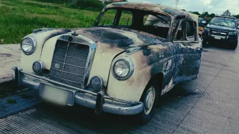 Se incendia emblemático auto clásico frente al malecón de pensiones