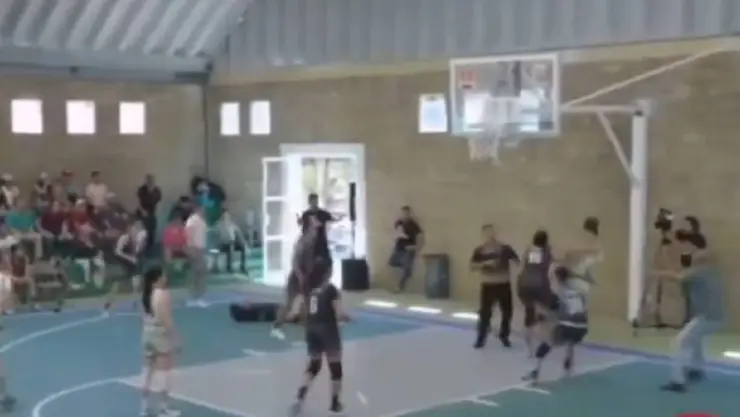 VIDEO_ Basquetbolista propina fuerte puñetazo a contrincante en pleno partido y la suspenden 2 años
