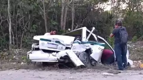 Taxi queda destrozado tras aparatoso accidente en la carretera Gas Auto en Cancún HOY 22 de mayo de 2025.jpg