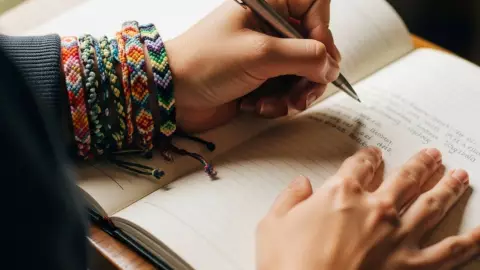 Ideas para escribir en tu journal HOY, sábado 7 de febrero de 2026: Utiliza este prompt y cierra el día con gratitud