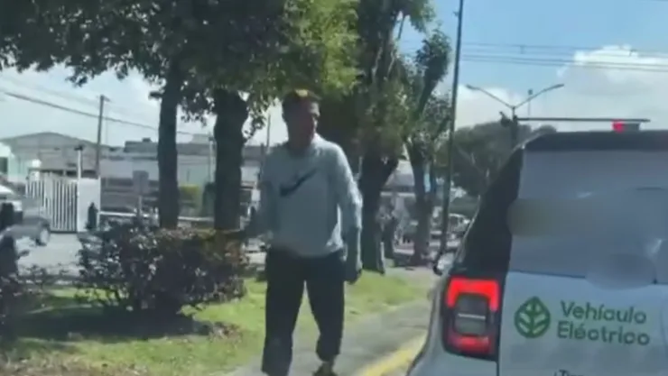 VIDEO: Agresión de limpiaparabrisas alarma a conductores sobre Bulevar Norte en Puebla