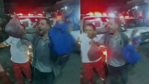Papá corre con los restos de su hijo en bolsas tras ataque en hospital de Gaza
